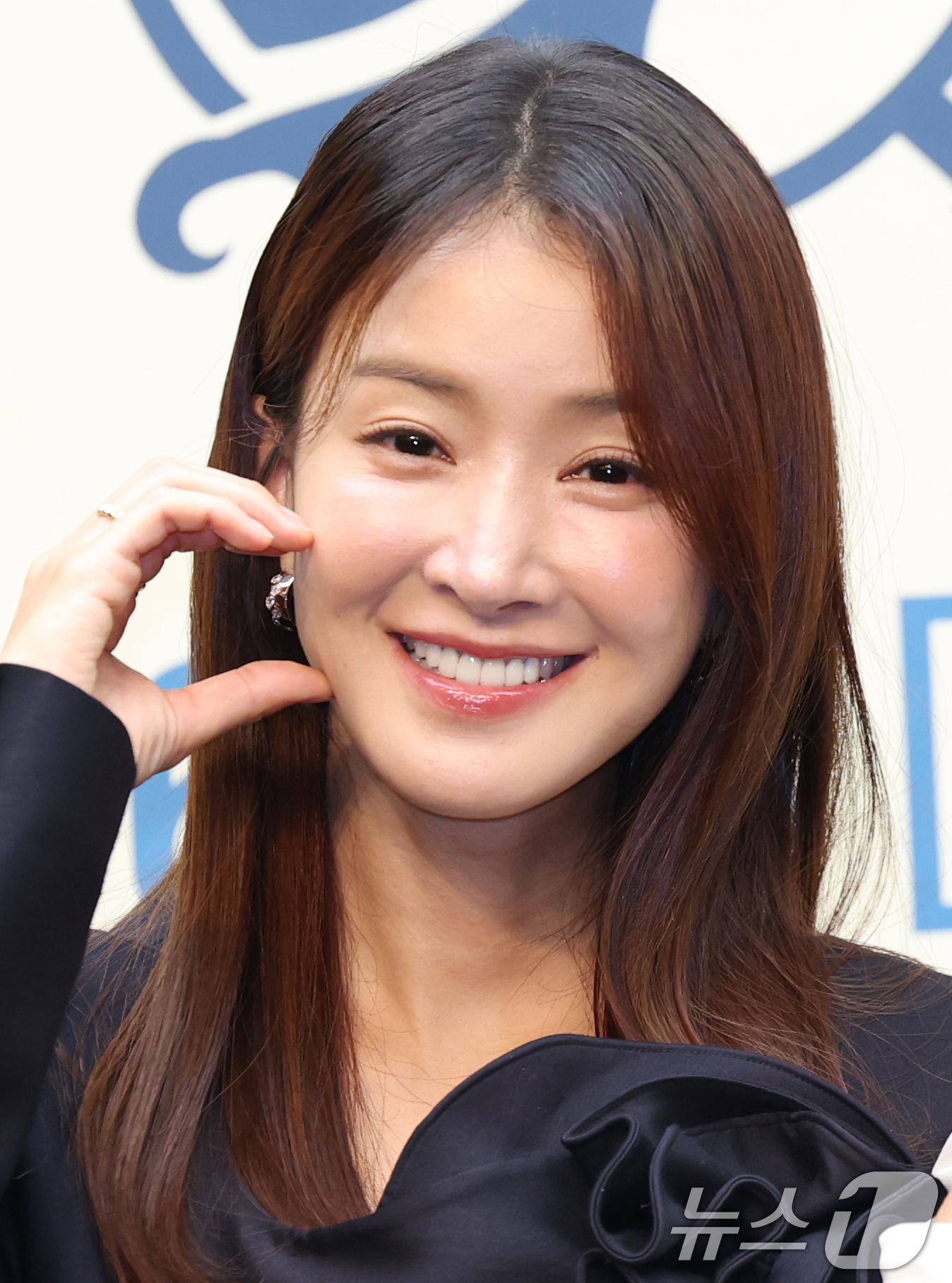 (서울=뉴스1) 권현진 기자 = 배우 이시영이 16일 오전 서울 마포구 상암동 스탠포드호텔에서 열린 ENA 월화드라마 '살롱 드 홈즈' 제작발표회에 참석해 포즈를 취하고 있다.‘살 …