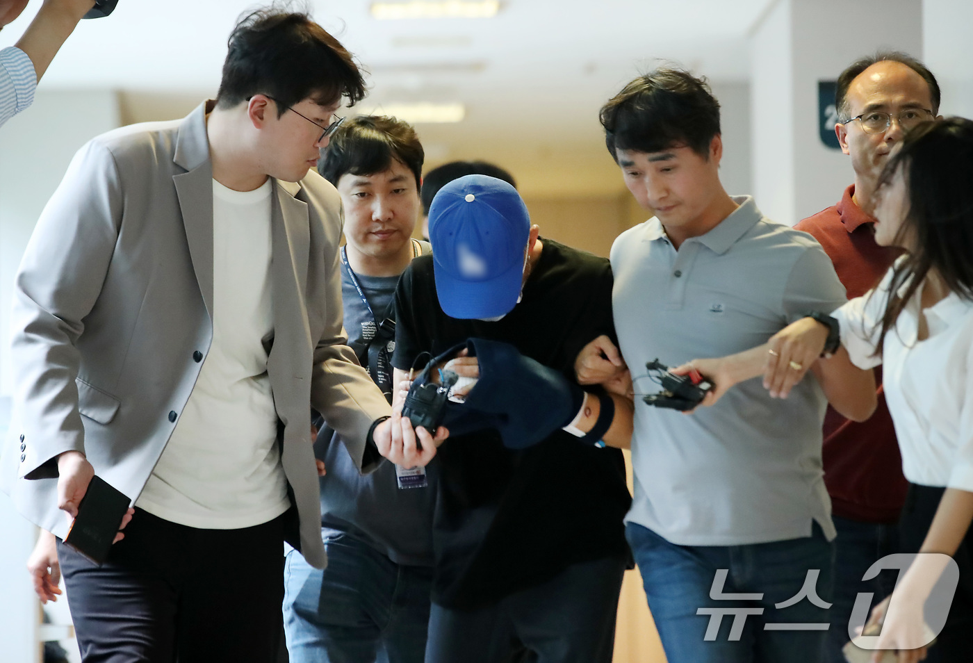(대구=뉴스1) 공정식 기자 = 대구 달서구의 한 아파트에 침입해 스토킹하던 50대 여성을 흉기로 살해하고 도주한 혐의를 받는 피의자 A씨가 16일 오후 구속 전 피의자 심문(영장 …