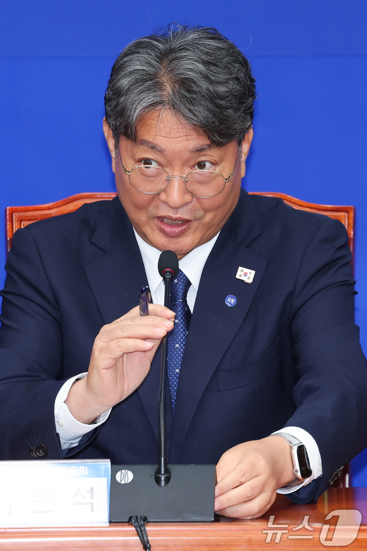 (서울=뉴스1) 안은나 기자 = 이춘석 더불어민주당 전국당원대회준비위원회 위원장이 16일 오후 서울 여의도 국회에서 열린 전당대회준비위원회 1차 회의에 참석해 모두 발언하고 있다. …