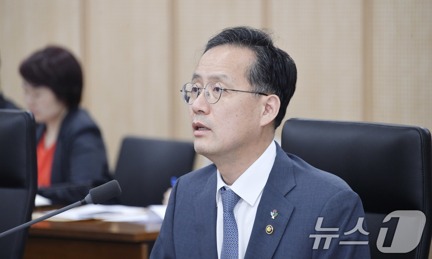 (서울=뉴스1) = 이형일 기획재정부 장관 직무대행 1차관이 16일 정부세종청사에서 열린 '제43차 물가관계차관회의'를 주재하고 있다. (기획재정부 제공. 재판매 및 DB 금지) …