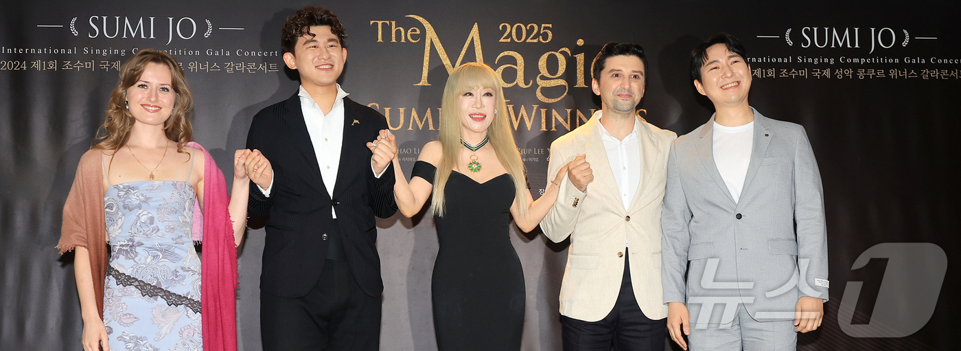 (서울=뉴스1) 김진환 기자 = 프랑스 문화예술공로훈장 최고 등급 '코망되르'를 수훈한 세계적인 소프라노 조수미가 16일 오후 서울 중구 더플라자호텔 메이플홀에서 열린 '더 매직, …