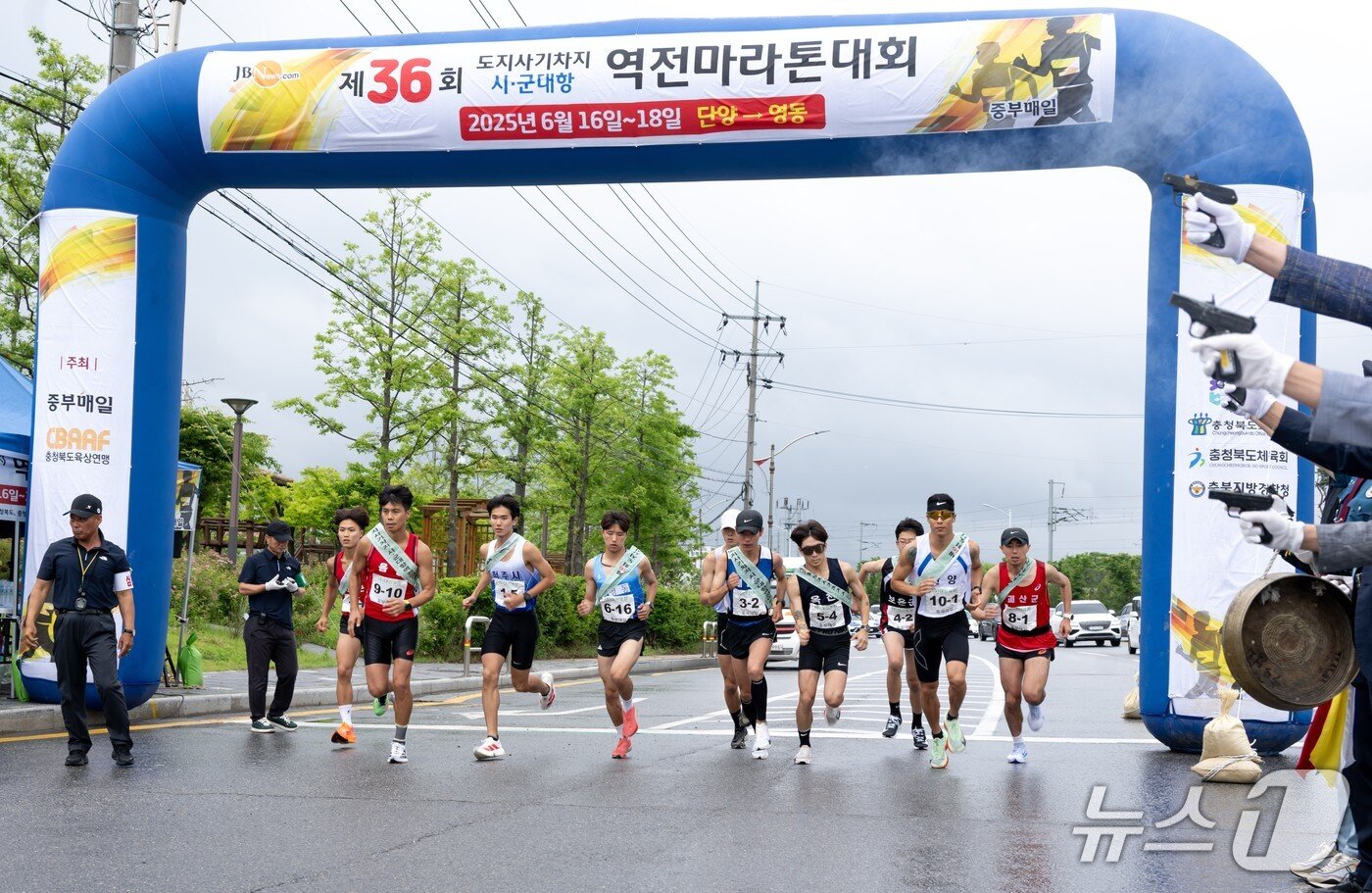 본문 이미지 - 충북 10개 시·군 육상선수들이 첫째 날인 16일 충북 단양군 별곡사거리에 이어 제천시청 앞에서 두번째 레이스를 펼치고 있다.&#40;독자 제공. 재판매 및 DB금지&#41;/뉴스1  