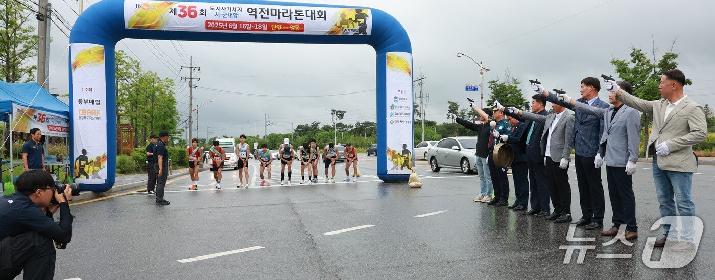 본문 이미지 -  충북 10개 시·군 육상선수들이 첫째 날인 16일 충북 단양군 별곡사거리에 이어 제천시청 앞에서 두번째 레이스를 펼치고 있다.&#40;독자 제공. 재판매 및 DB금지&#41;/뉴스1 
