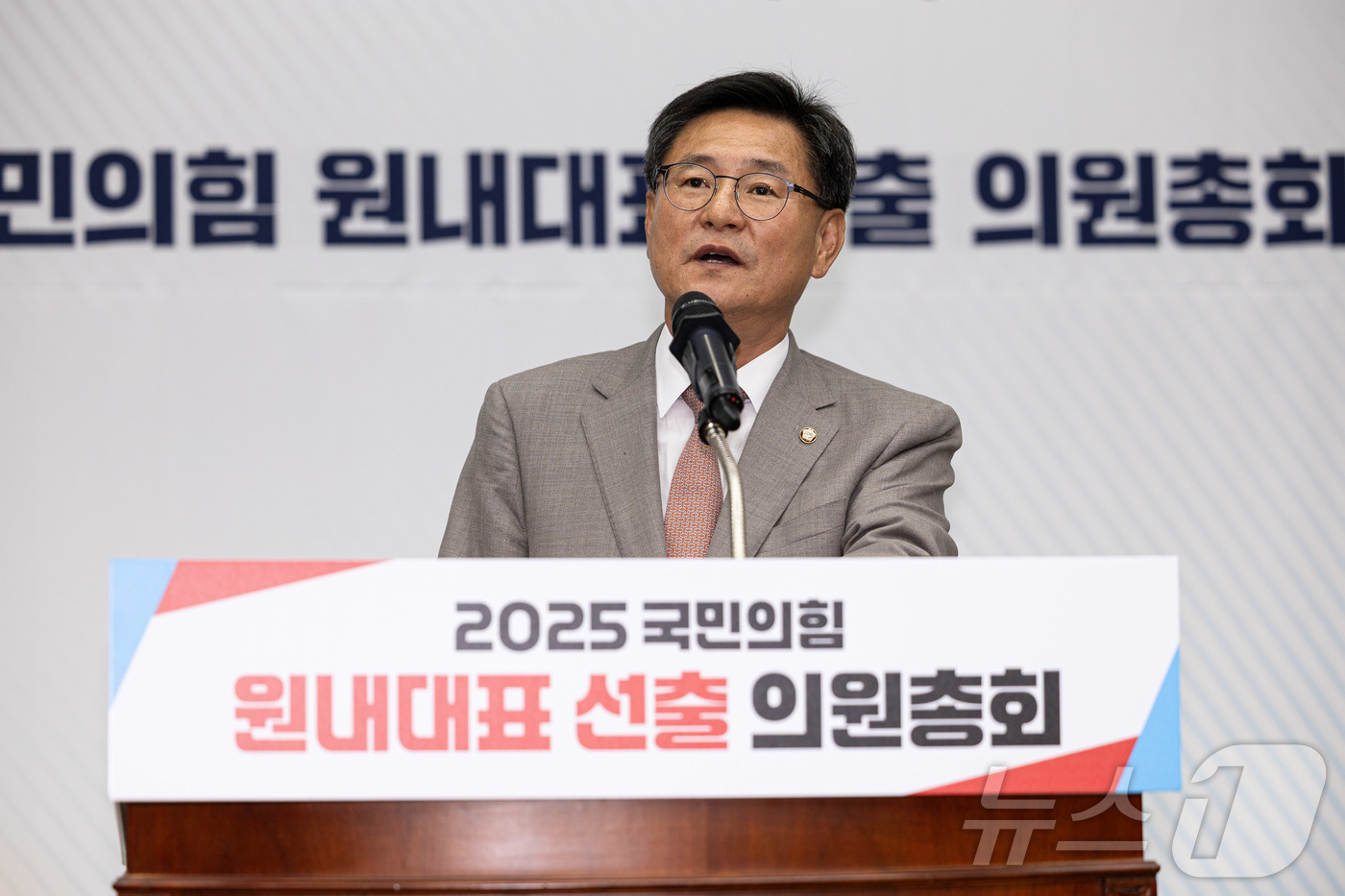 (서울=뉴스1) 이재명 기자 = 국민의힘 원내대표 선거에 출마한 이헌승 의원이 16일 오후 서울 여의도 국회에서 열린 국민의힘 원내대표 선출을 위한 의원총회에서 정견발표를 하고 있 …