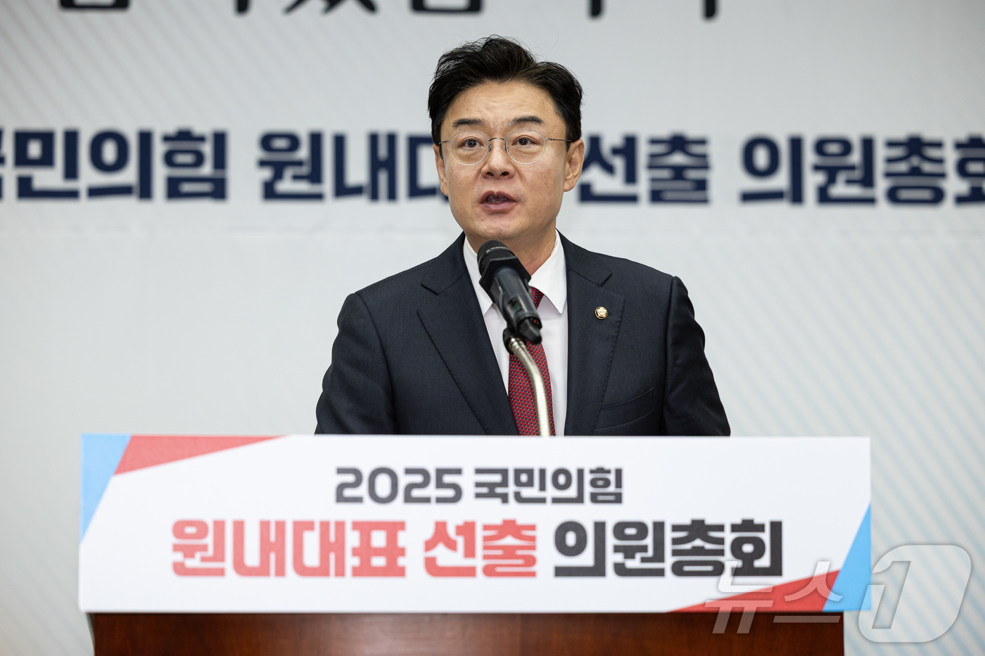 (서울=뉴스1) 이재명 기자 = 국민의힘 원내대표 선거에 출마한 김성원 의원이 16일 오후 서울 여의도 국회에서 열린 국민의힘 원내대표 선출을 위한 의원총회에서 정견발표를 하고 있 …