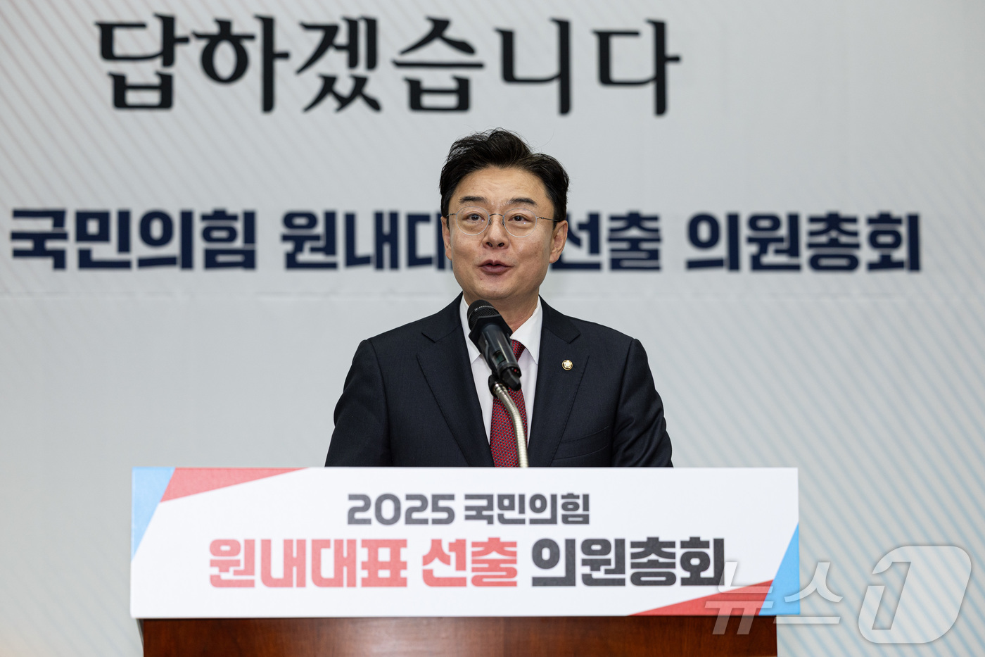 (서울=뉴스1) 이재명 기자 = 국민의힘 원내대표 선거에 출마한 김성원 의원이 16일 오후 서울 여의도 국회에서 열린 국민의힘 원내대표 선출을 위한 의원총회에서 정견발표를 하고 있 …