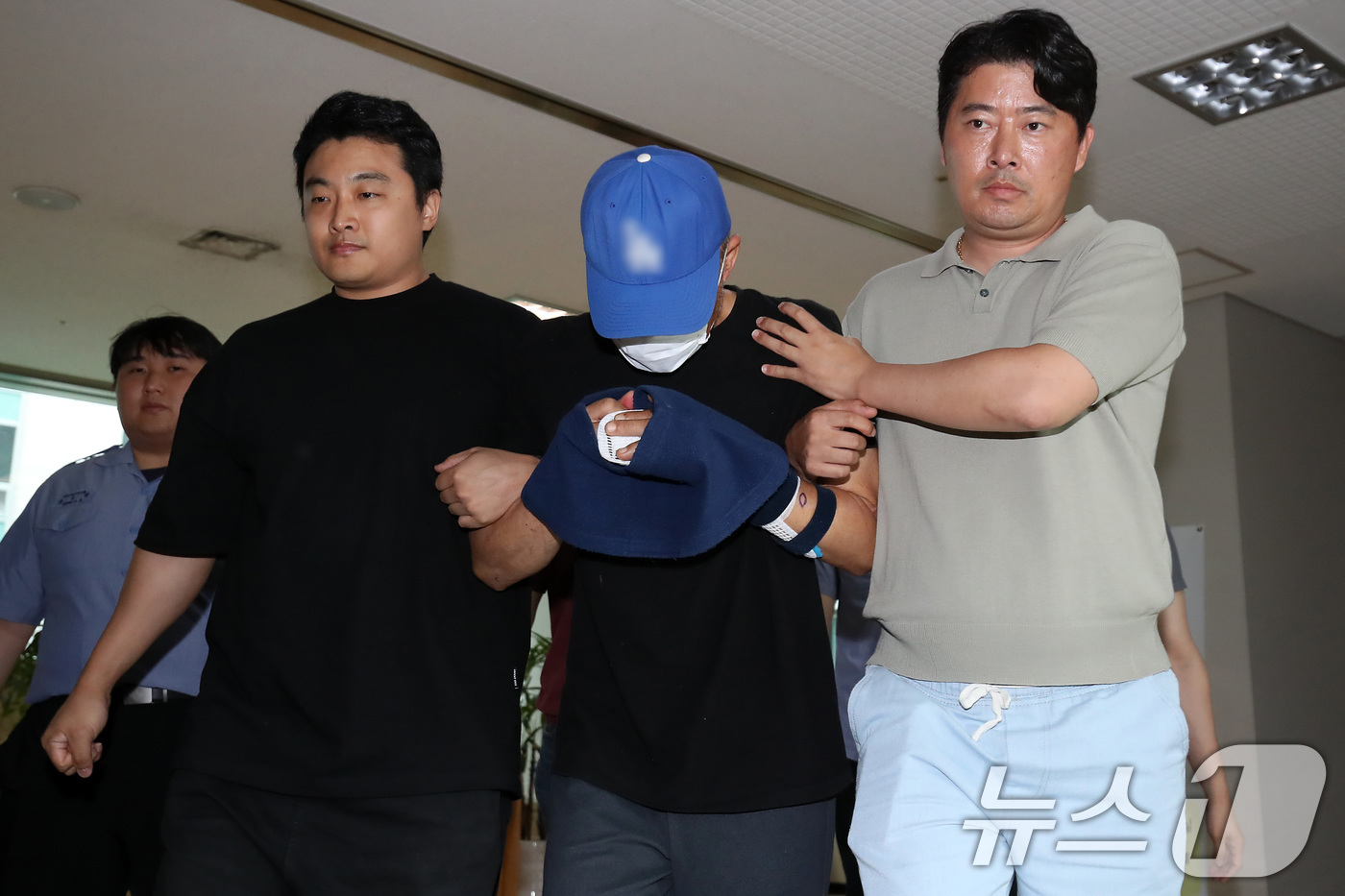 (대구=뉴스1) 공정식 기자 = 대구 달서구의 한 아파트에 침입해 스토킹하던 50대 여성을 흉기로 살해하고 도주한 혐의를 받는 피의자 A씨가 16일 오후 대구지방법원 서부지원에 출 …