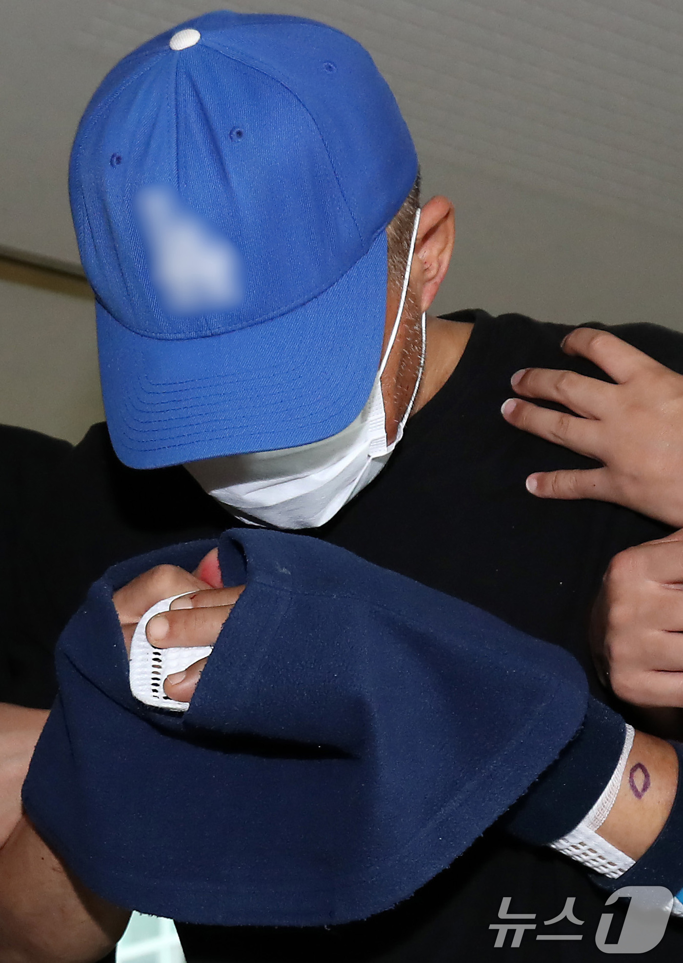 (대구=뉴스1) 공정식 기자 = 대구 달서구의 한 아파트에 침입해 스토킹하던 50대 여성을 흉기로 살해하고 도주한 혐의를 받는 피의자 A씨가 16일 오후 대구지방법원 서부지원에 출 …