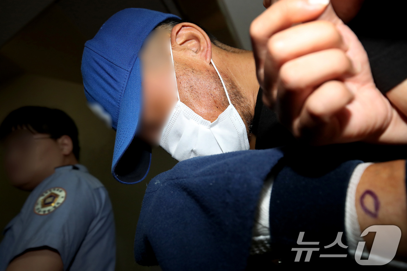 (대구=뉴스1) 공정식 기자 = 대구 달서구의 한 아파트에 침입해 스토킹하던 50대 여성을 흉기로 살해하고 도주한 혐의를 받는 피의자 A씨가 16일 오후 대구지방법원 서부지원에 출 …