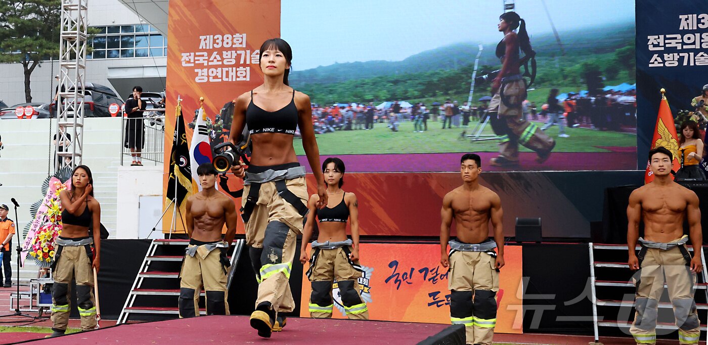 본문 이미지 - 16일 충남 공주시 중앙소방학교에서 열린 제38회 전국소방기술경연대회 부대행사로 열린 런어웨이 행사에 참여한 일선 몸짱 소방관들이 방화복을 입고 포즈를 취하고 있다. 2025.6.16/뉴스1 ⓒ News1 김기남 기자