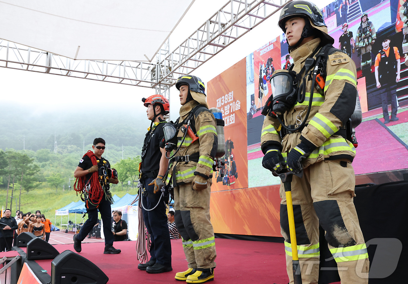 (공주=뉴스1) 김기남 기자 = 16일 충남 공주시 중앙소방학교에서 열린 제38회 전국소방기술경연대회 부대행사로 열린 런어웨이 행사에 참여한 일선 소방관들이 방화복을 바롯한 현장 …