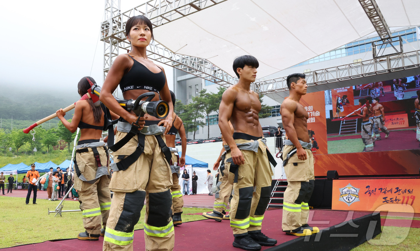 (공주=뉴스1) 김기남 기자 = 16일 충남 공주시 중앙소방학교에서 열린 제38회 전국소방기술경연대회 부대행사로 열린 런어웨이 행사에 참여한 일선 몸짱 소방관들이 방화복을 입고 포 …