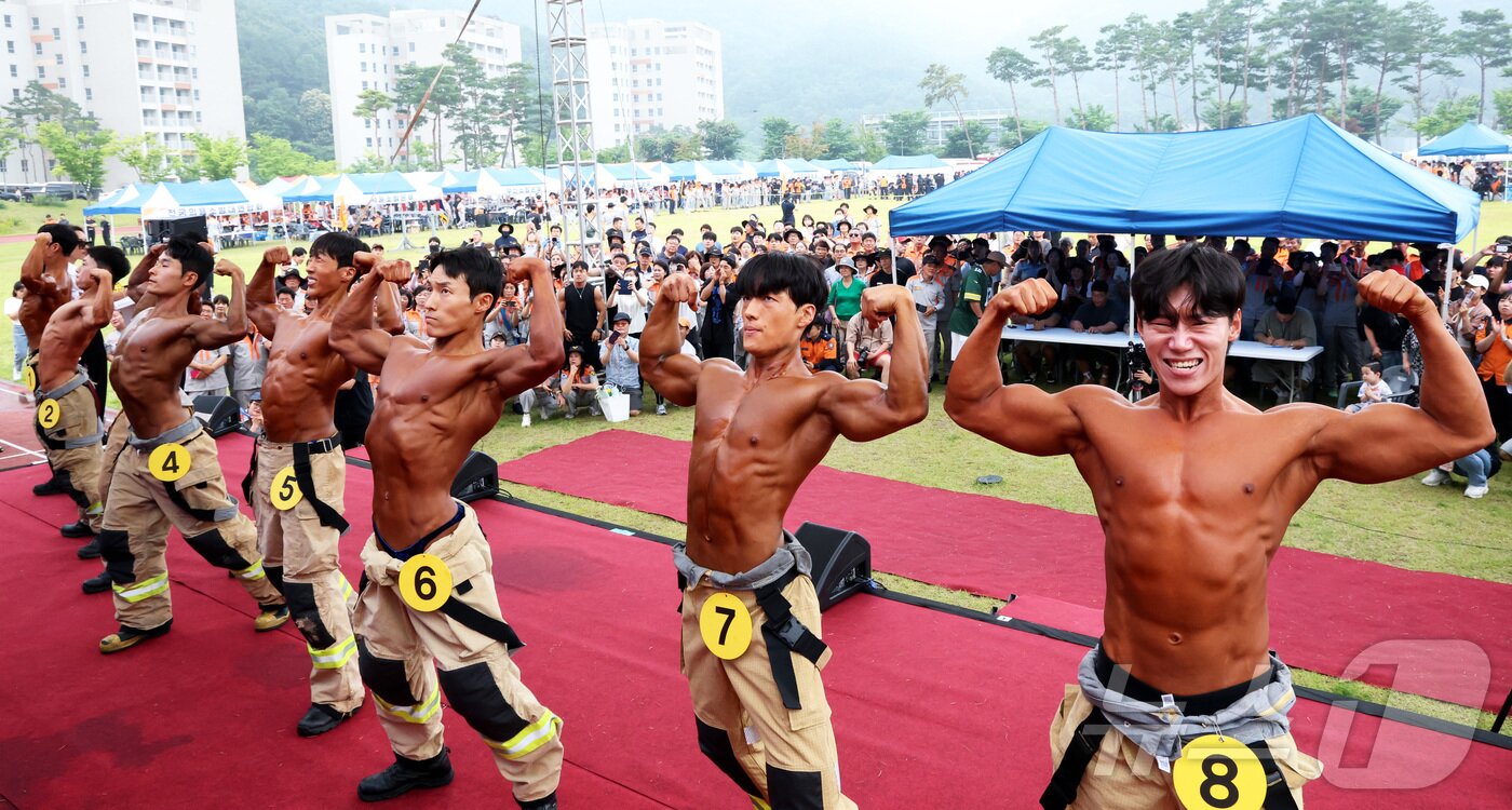 본문 이미지 - 16일 충남 공주시 중앙소방학교에서 열린 제38회 전국소방기술경연대회에서 몸짱 소방관 경연에 참석한 일선 소방관들이 멋진 자세를 선보이고 있다. 2025.6.16/뉴스1 ⓒ News1 김기남 기자