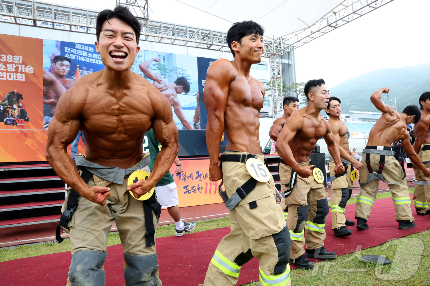 (공주=뉴스1) 김기남 기자 = 16일 충남 공주시 중앙소방학교에서 열린 제38회 전국소방기술경연대회에서 몸짱 소방관 경연에 참석한 일선 소방관들이 멋진 자세를 선보이고 있다. 2 …