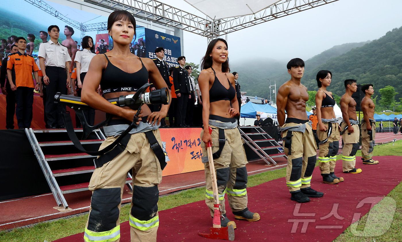 (공주=뉴스1) 김기남 기자 = 16일 충남 공주시 중앙소방학교에서 열린 제38회 전국소방기술경연대회 런어웨이 행사에 참여한 일선 몸짱 소방관들이 방화복을 입고 포즈를 취하고 있다 …