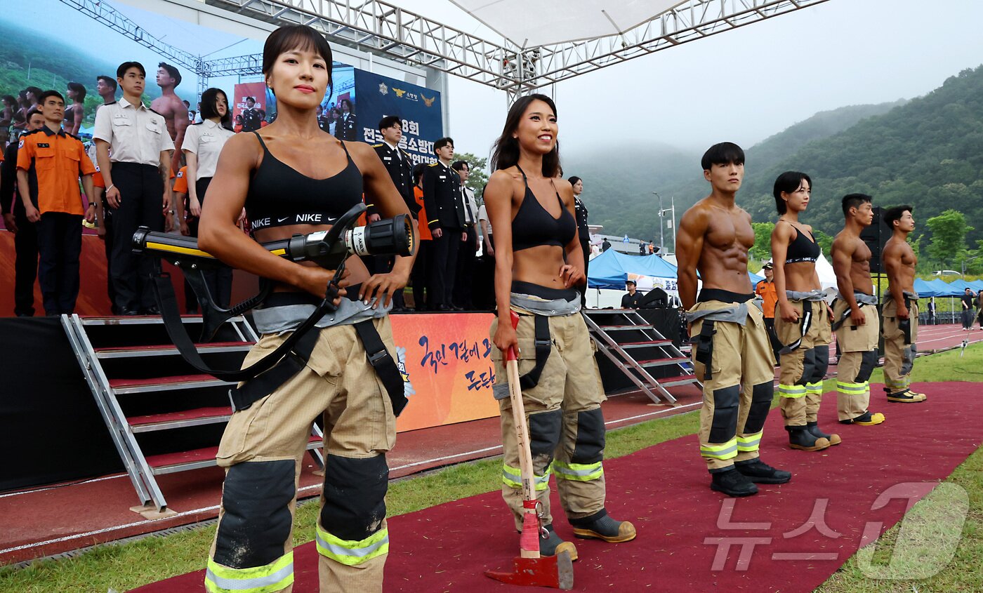 본문 이미지 - 16일 충남 공주시 중앙소방학교에서 열린 제38회 전국소방기술경연대회 런어웨이 행사에 참여한 일선 몸짱 소방관들이 방화복을 입고 포즈를 취하고 있다. 2025.6.16/뉴스1 ⓒ News1 김기남 기자