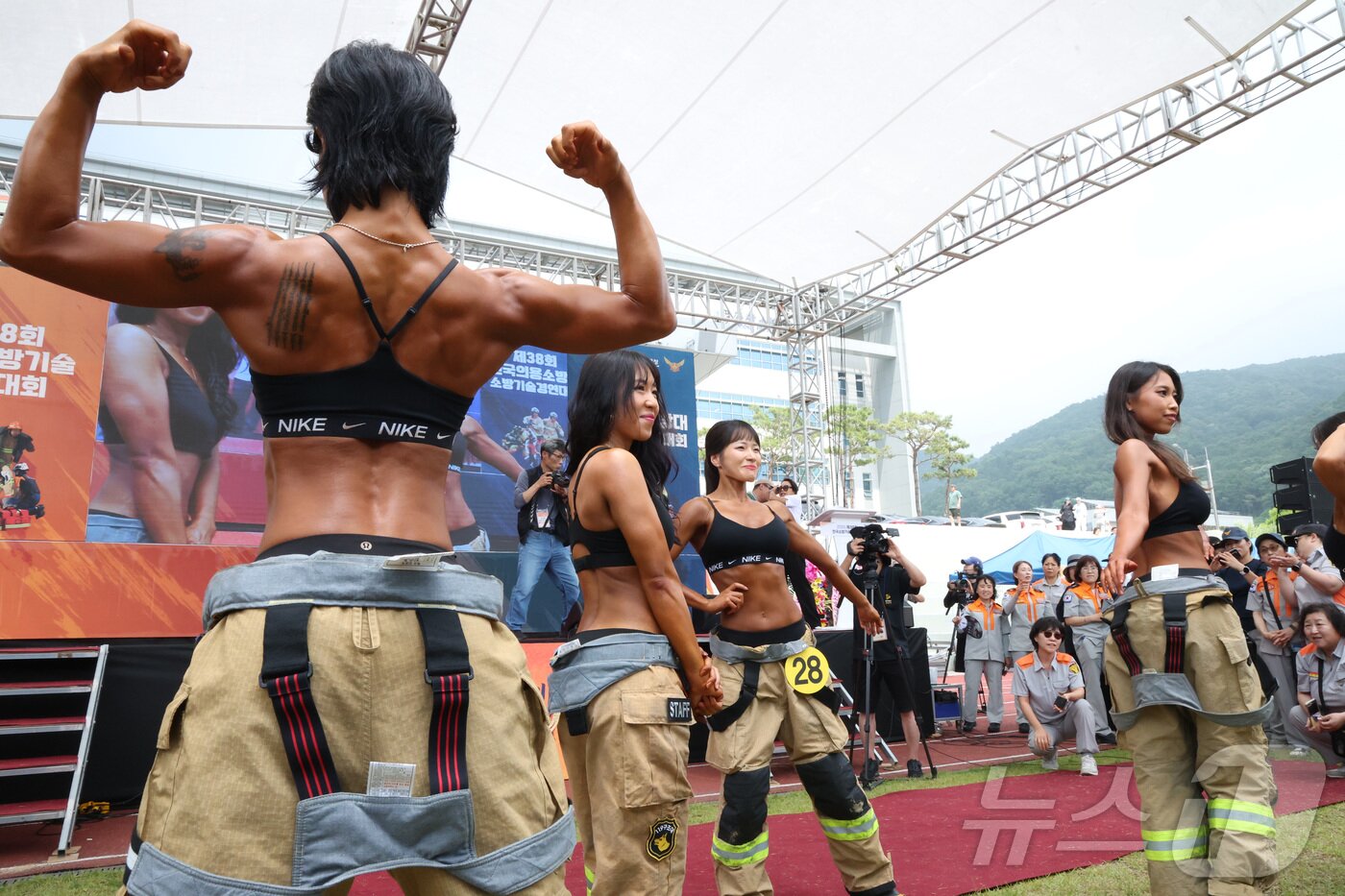 본문 이미지 - 16일 충남 공주시 중앙소방학교에서 열린 제38회 전국소방기술경연대회에서 몸짱 소방관 경연에 참석한 일선 소방관들이 멋진 자세를 선보이고 있다. 2025.6.16/뉴스1 ⓒ News1 김기남 기자