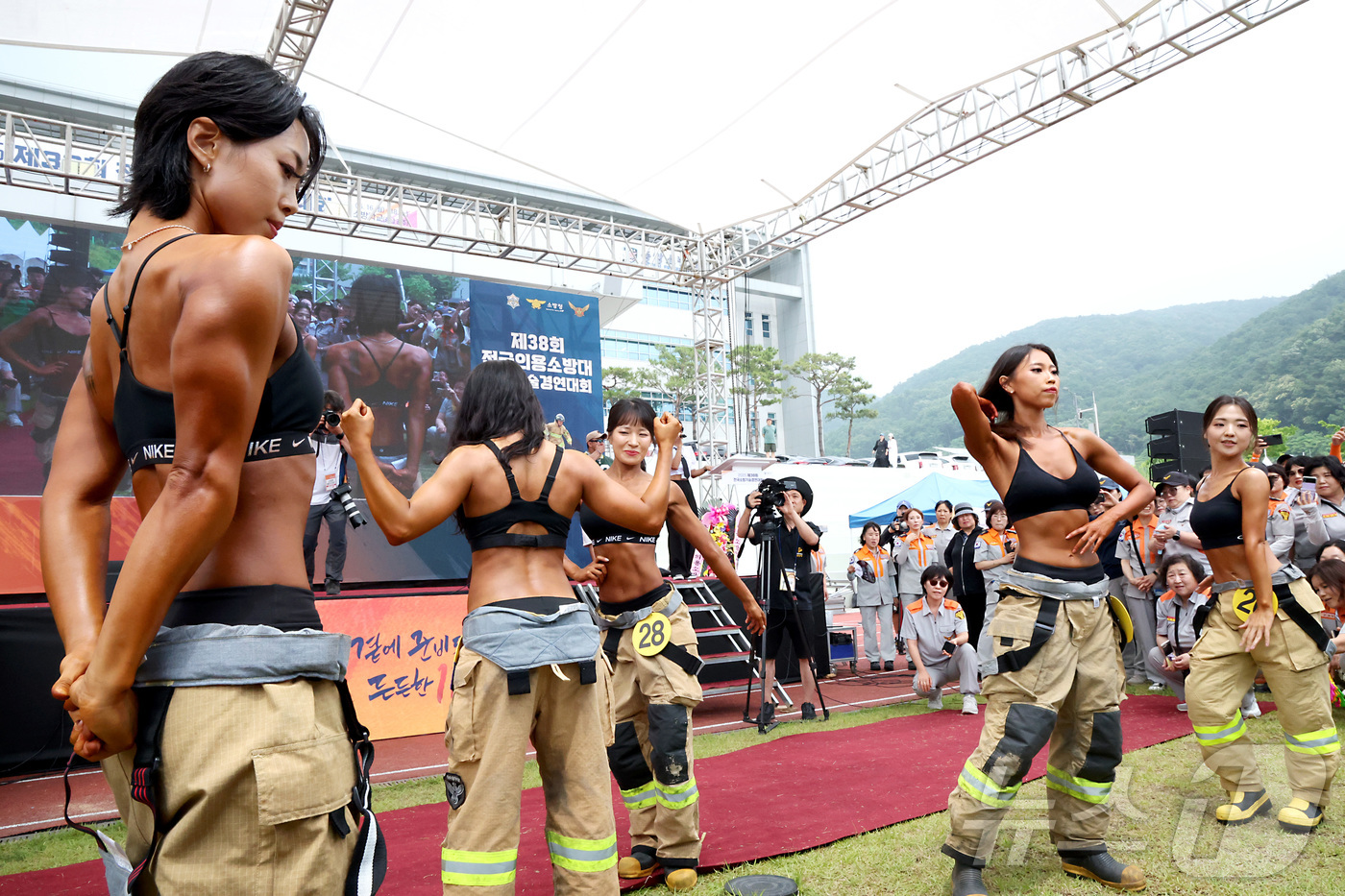 (공주=뉴스1) 김기남 기자 = 16일 충남 공주시 중앙소방학교에서 열린 제38회 전국소방기술경연대회에서 몸짱 소방관 경연에 참석한 일선 소방관들이 멋진 자세를 선보이고 있다. …