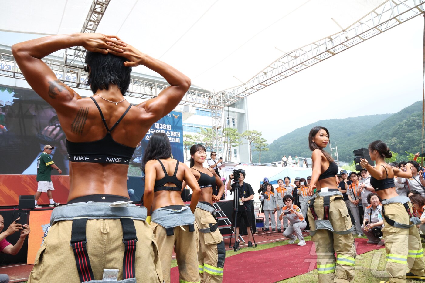 본문 이미지 - 16일 충남 공주시 중앙소방학교에서 열린 제38회 전국소방기술경연대회에서 몸짱 소방관 경연에 참석한 일선 소방관들이 멋진 자세를 선보이고 있다. 2025.6.16/뉴스1 ⓒ News1 김기남 기자