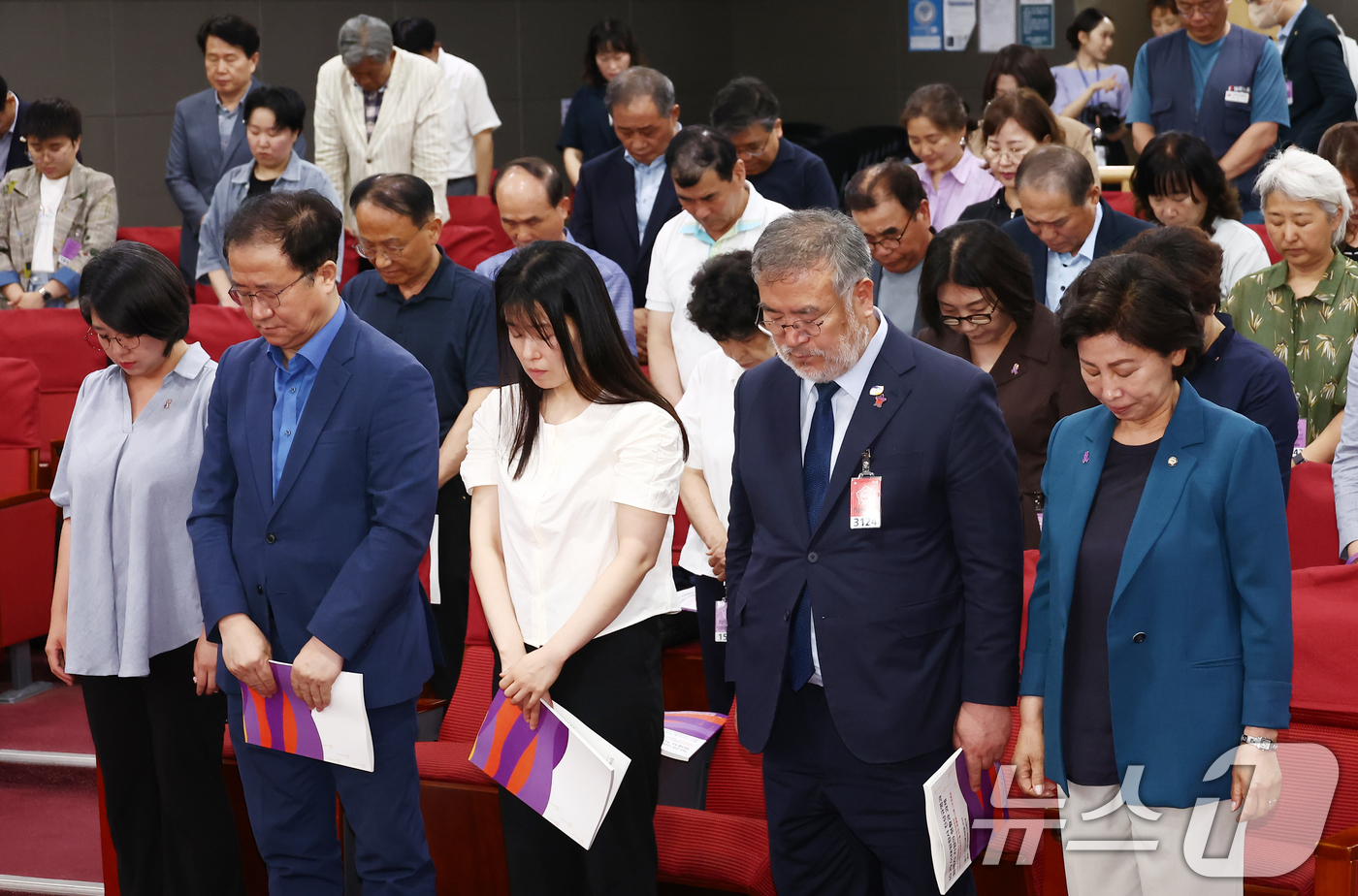 (서울=뉴스1) 김민지 기자 = 남인순 더불어민주당 이태원참사특별위원장을 비롯한 이태원참사 유가족협의회 관계자 등이 16일 서울 여의도 국회 의원회관에서 열린 '10.29 이태원참 …