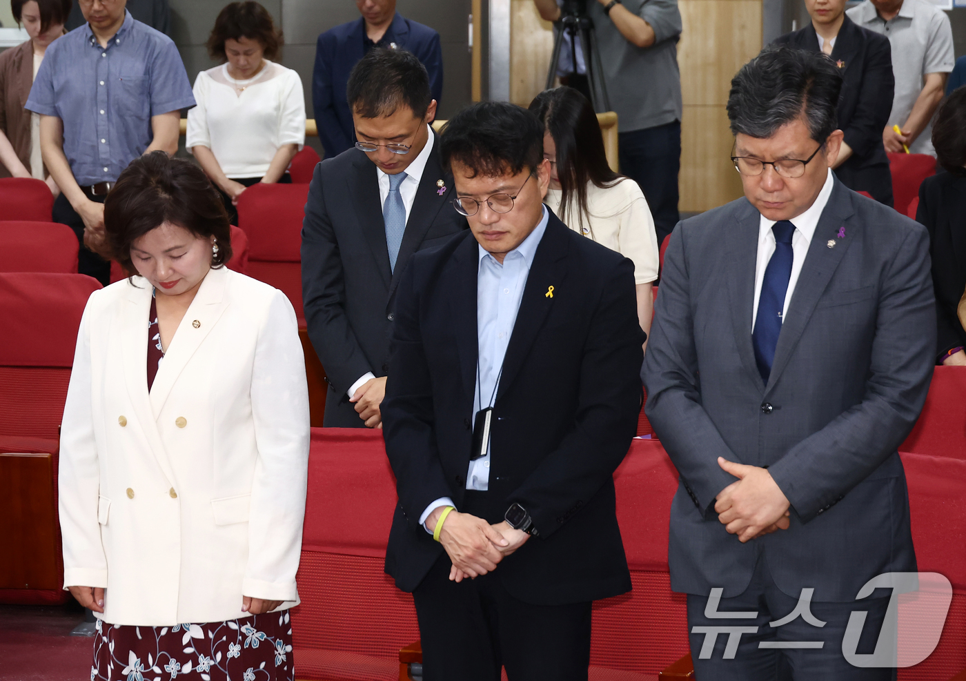 (서울=뉴스1) 김민지 기자 = 더불어민주당 이수진(왼쪽부터), 김상욱, 박주민, 김남근 의원이 16일 서울 여의도 국회 의원회관에서 열린 '10.29 이태원참사 피해자권리보장과 …