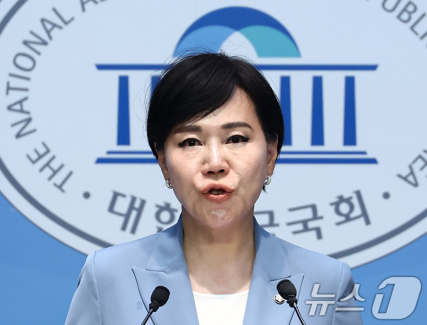 (서울=뉴스1) 김민지 기자 = 전현희 더불어민주당 의원이 16일 서울 여의도 국회 소통관에서 감사원 검찰 수사의뢰 관련 기자회견을 하고 있다. 2025.6.16/뉴스1