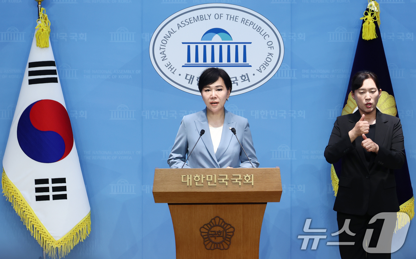 (서울=뉴스1) 김민지 기자 = 전현희 더불어민주당 의원이 16일 서울 여의도 국회 소통관에서 감사원 검찰 수사의뢰 관련 기자회견을 하고 있다. 2025.6.16/뉴스1