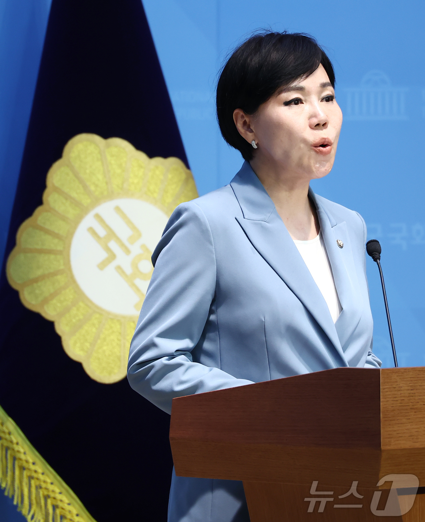 (서울=뉴스1) 김민지 기자 = 전현희 더불어민주당 의원이 16일 서울 여의도 국회 소통관에서 감사원 검찰 수사의뢰 관련 기자회견을 하고 있다. 2025.6.16/뉴스1