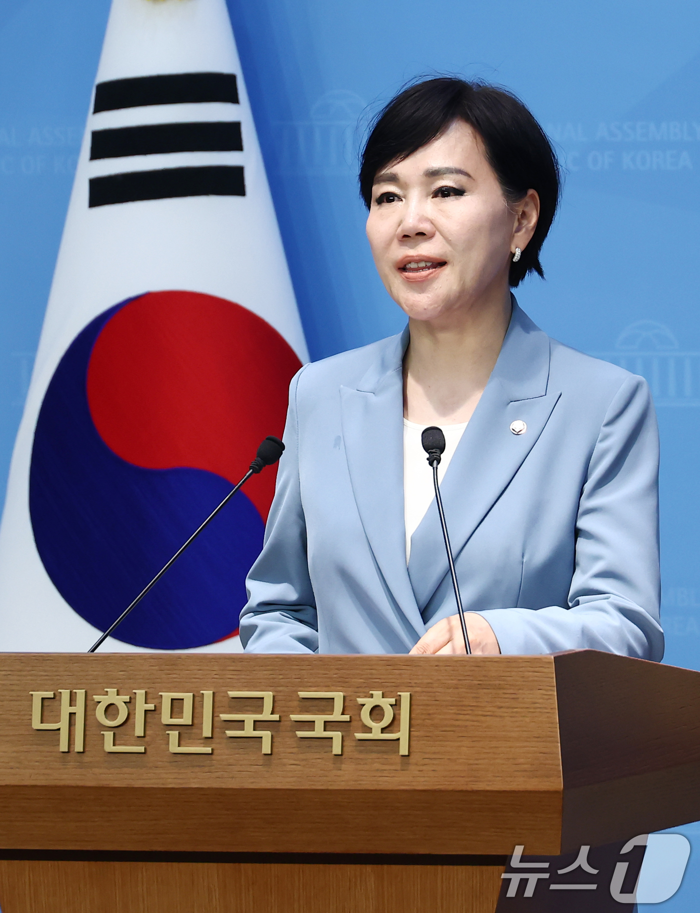(서울=뉴스1) 김민지 기자 = 전현희 더불어민주당 의원이 16일 서울 여의도 국회 소통관에서 감사원 검찰 수사의뢰 관련 기자회견을 하고 있다. 2025.6.16/뉴스1