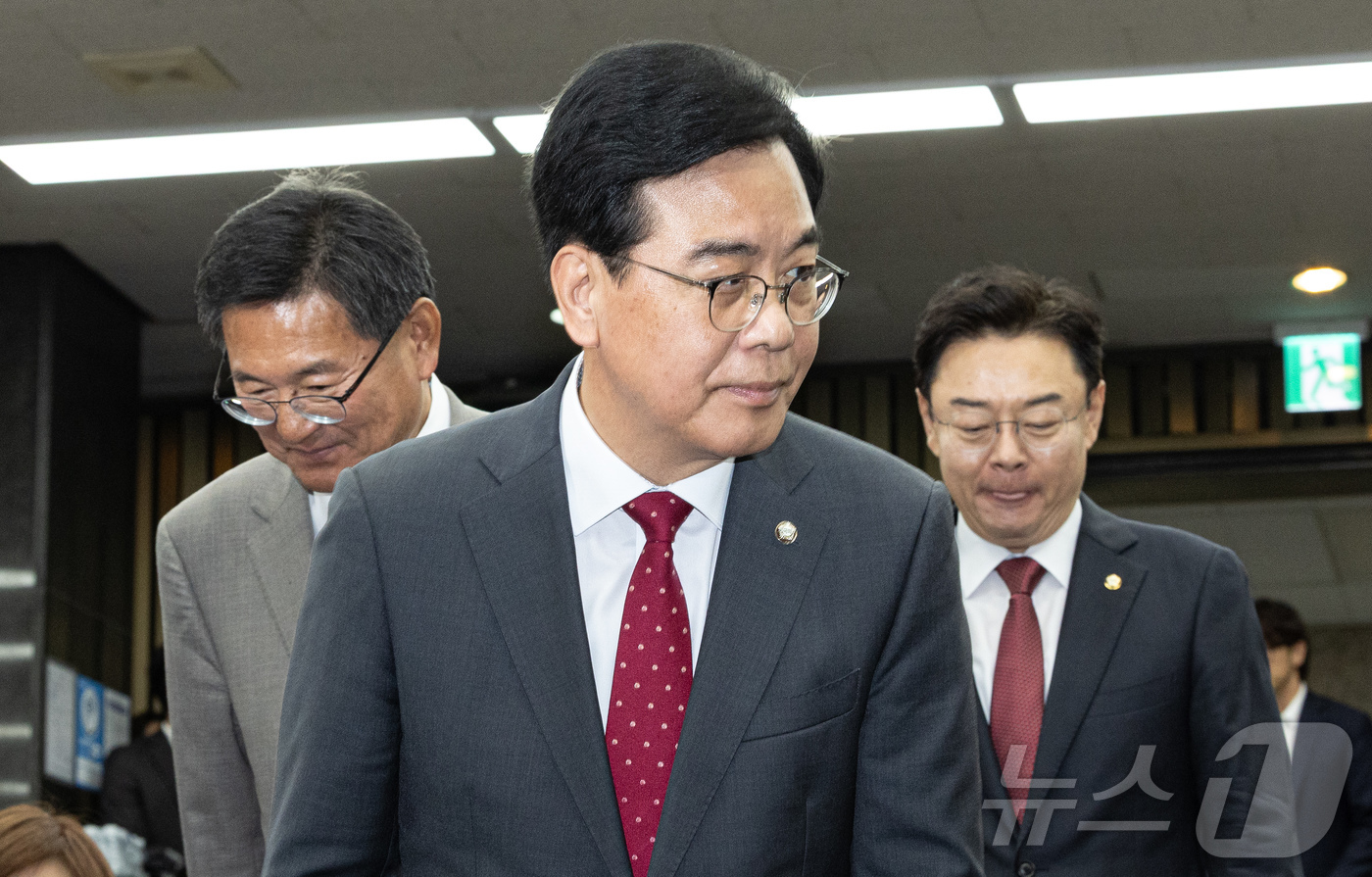 (서울=뉴스1) 이재명 기자 = 국민의힘 원내대표 선거에 출마한 송언석, 이헌승, 김성원 의원이 16일 오후 서울 여의도 국회에서 열린 국민의힘 원내대표 선출을 위한 의원총회에 참 …