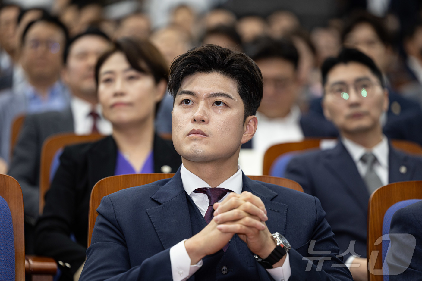 (서울=뉴스1) 이재명 기자 = 김용태 국민의힘 비상대책위원장이 16일 오후 서울 여의도 국회에서 열린 국민의힘 원내대표 선출을 위한 의원총회에서 권성동 원내대표의 발언을 듣고 있 …