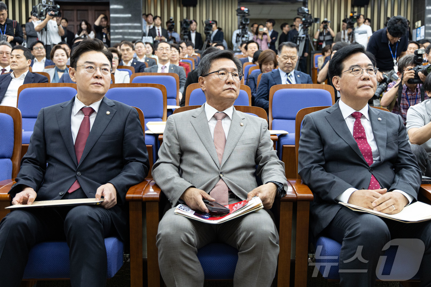 (서울=뉴스1) 이재명 기자 = 국민의힘 원내대표 선거에 출마한 송언석(오른쪽부터), 이헌승, 김성원 의원이 16일 오후 서울 여의도 국회에서 열린 국민의힘 원내대표 선출을 위한 …