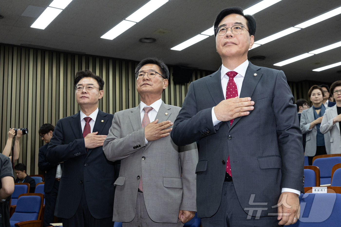 (서울=뉴스1) 이재명 기자 = 국민의힘 원내대표 선거에 출마한 송언석(오른쪽부터), 이헌승, 김성원 의원이 16일 오후 서울 여의도 국회에서 열린 국민의힘 원내대표 선출을 위한 …