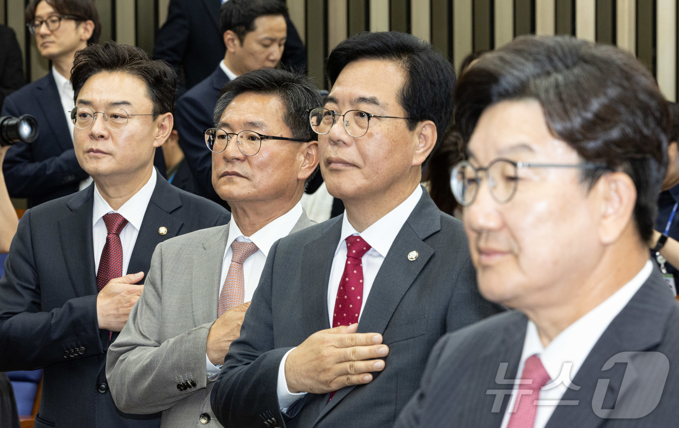 (서울=뉴스1) 이재명 기자 = 국민의힘 원내대표 선거에 출마한 송언석(오른쪽 두 번째부터), 이헌승, 김성원 의원이 16일 오후 서울 여의도 국회에서 열린 국민의힘 원내대표 선출 …