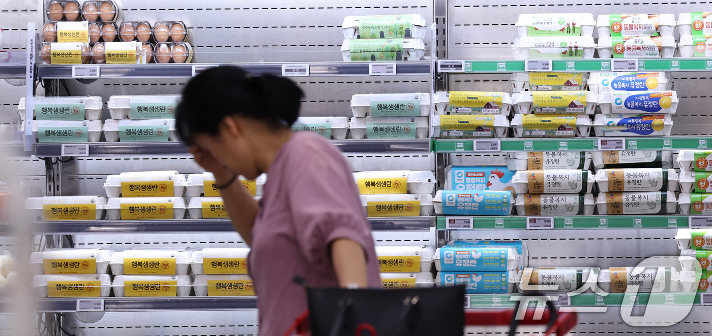 (서울=뉴스1) 박지혜 기자 = 공정거래위원회가 최근 계란값 상승과 관련해 대한산란계협회를 대상으로 조사에 나섰다.공정위는 16일 공정거래법 위반 혐의로 충북 청주시 오송읍 산란계 …