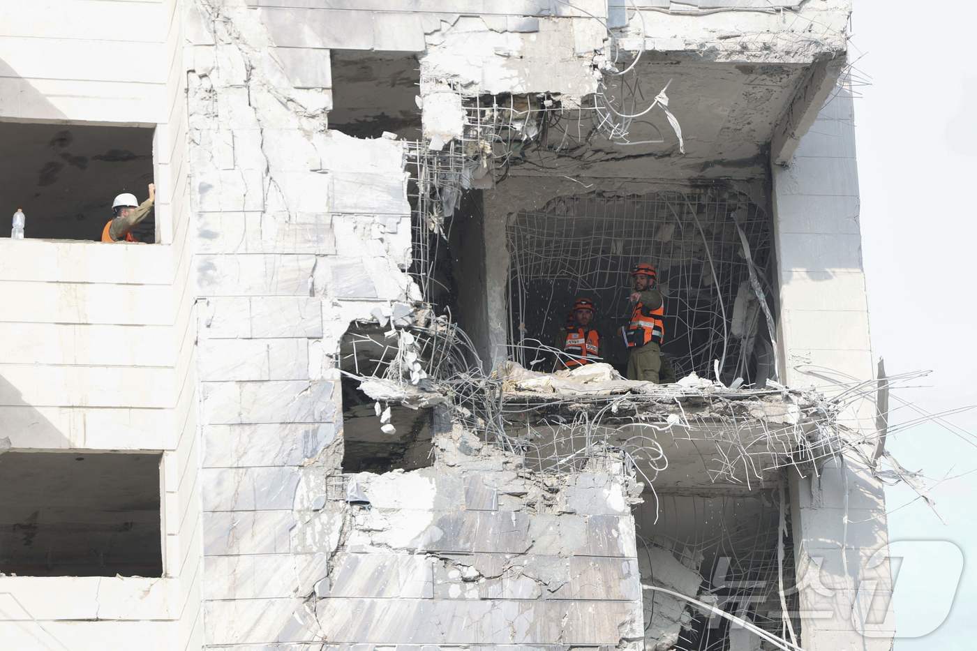 (페타 티크바 AFP=뉴스1) 권영미 기자 = 16일(현지시간) 이란의 미사일 공격을 받은 페타 티크바의 한 건물을 응급대원들이 수색하고 있다. 페타 티크바는 이스라엘의 사실상 수 …