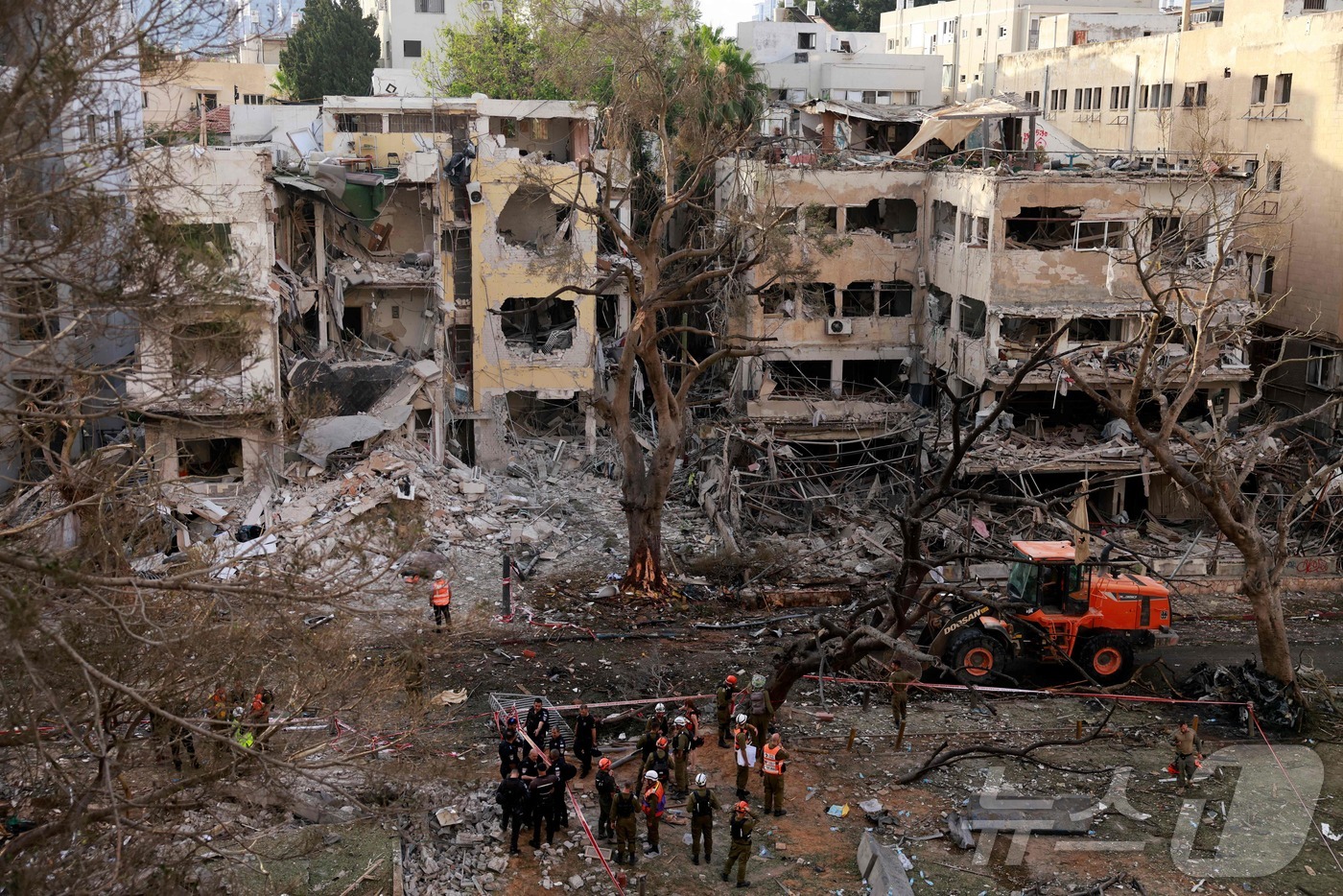 (텔 아비브AFP=뉴스1) 권영미 기자 = 16일(현지시간) 이란의 미사일 공격을 받은 이스라엘 텔아비브의 건물들. 2025.06.16.ⓒ AFP=뉴스1