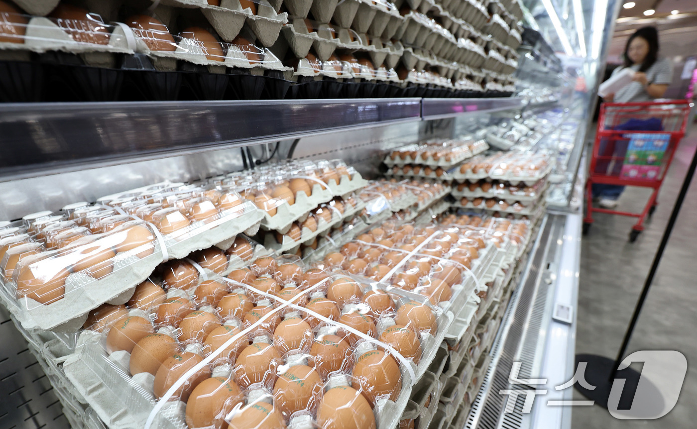 (서울=뉴스1) 박지혜 기자 = 공정거래위원회가 최근 계란값 상승과 관련해 대한산란계협회를 대상으로 조사에 나섰다.공정위는 16일 공정거래법 위반 혐의로 충북 청주시 오송읍 산란계 …