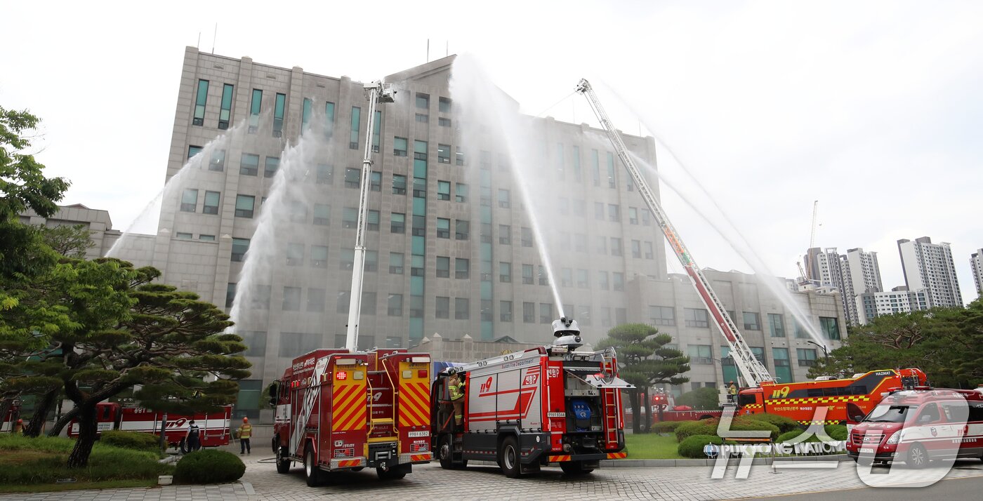본문 이미지 - 16일 오후 부산 남구 국립부경대학교 대연캠퍼스에서 '2025년 재난대비 긴급구조종합훈련'이 진행되고 있다. 2025.6.16/뉴스1 ⓒ News1 윤일지 기자