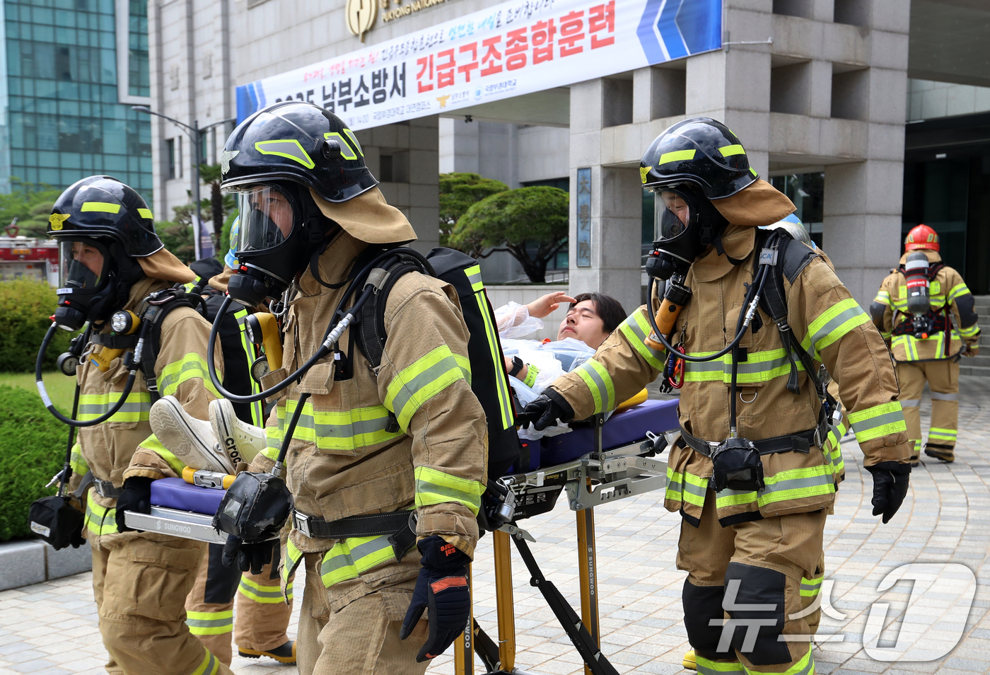 (부산=뉴스1) 윤일지 기자 = 16일 오후 부산 남구 국립부경대학교 대연캠퍼스에서 '2025년 재난대비 긴급구조종합훈련'이 진행되고 있다.국립부경대 대학본부 지하실에서 화재와 폭 …