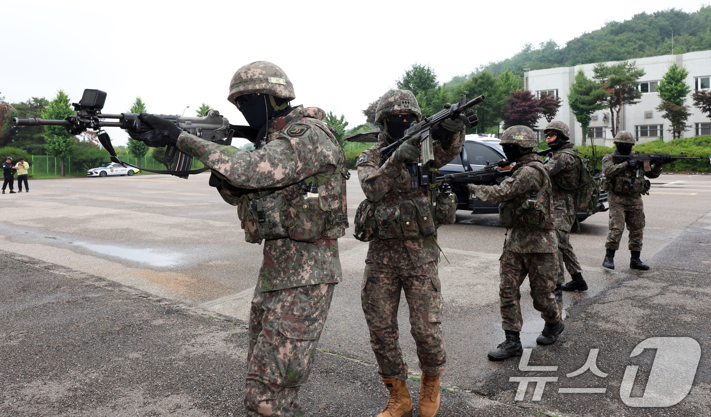 (광명=뉴스1) 김명섭 기자 = 16일 경기도 광명시 노온정수장에서 열린 대테러대응훈련(화랑훈련) 연계 국가중요시설 방호훈련에서 육군 제51보병사단 승리대대 장병들이 드론 공격을 …