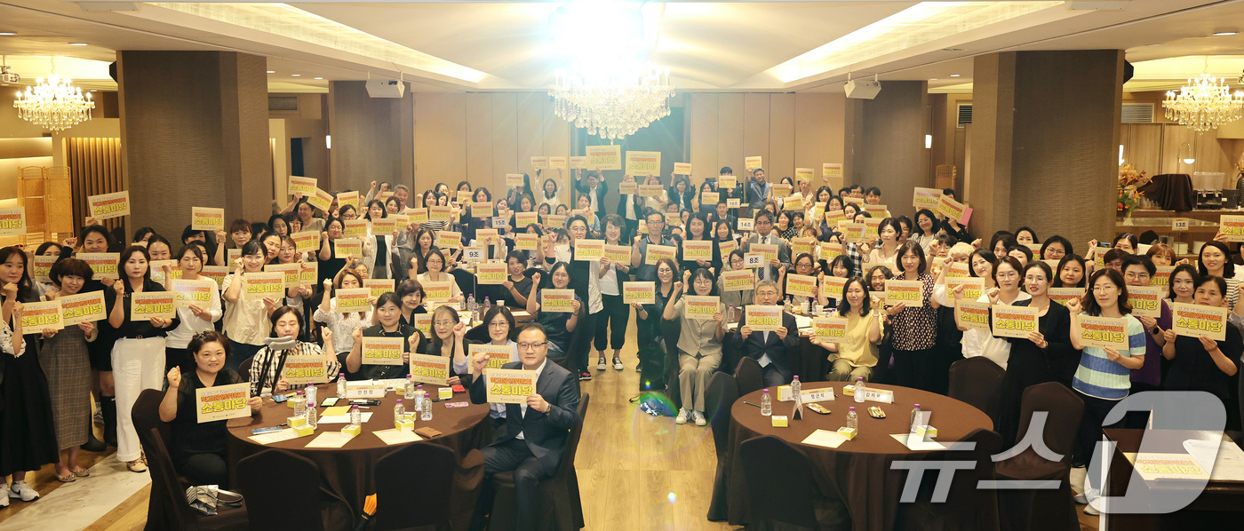 (서울=뉴스1) = 정근식 서울시교육감이 16일 서울 중구 호텔PJ에서 은평·서대문·마포종로중구·용산·강북·성북 지역 학교운영위원들을 만나 교육 현안을 논의 후 기념 촬영을 하고 …