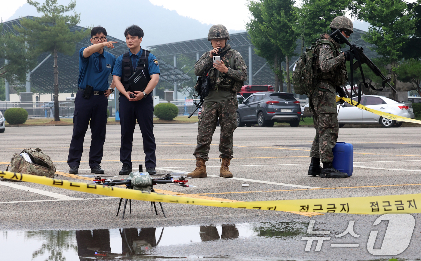 (광명=뉴스1) 김명섭 기자 = 16일 경기도 광명시 노온정수장에서 열린 대테러대응훈련(화랑훈련) 연계 국가중요시설 방호훈련에서 육군 제51보병사단 승리대대 장병들이 드론 공격을 …