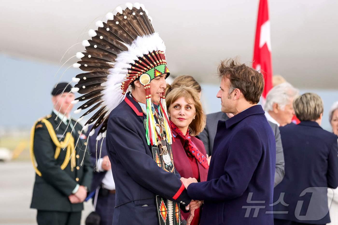 (캘거리 AFP=뉴스1) 권영미 기자 = 에마뉘엘 마크롱 프랑스 대통령이 16일(현지시간) 주요7개국(G7) 정상회의 참석을 위해 캐나다 앨버타주 캘거리의 국제공항에 도착했다. 사 …