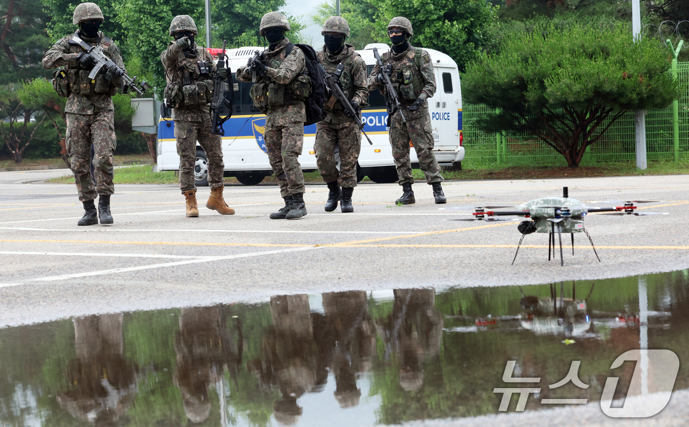 (광명)=뉴스1) 김명섭 기자 = 16일 경기도 광명시 노온정수장에서 열린 대테러대응훈련(화랑훈련) 연계 국가중요시설 방호훈련에서 육군 제51보병사단 승리대대 장병들이 드론 공격을 …