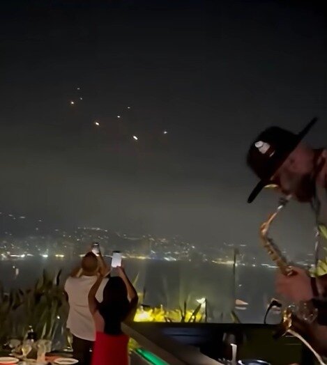 본문 이미지 - 이란의 미사일이 이스라엘에 떨어지자 이스라엘과 적대 관계인 일부 레바논 시민들이 환호하는 듯 한 영상이 온라인상에서 논란이 되고 있다. 2025.6.16 &#40;사진 유튜브 캡쳐&#41;