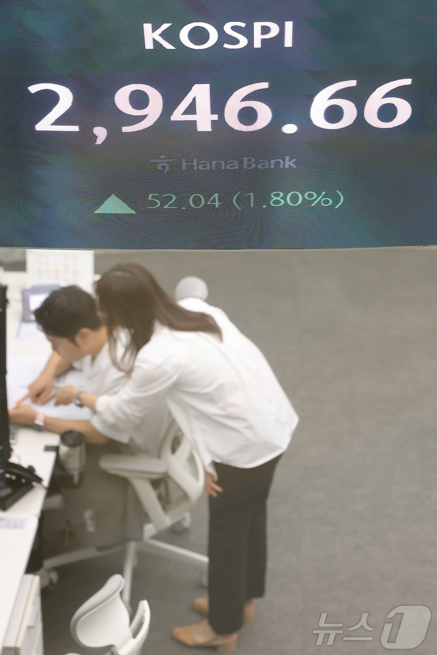 (서울=뉴스1) 김진환 기자 = 16일 서울 중구 하나은행 본점 딜링룸 전광판에 코스피 종가 현황이 표시돼 있다.이날 코스피는 전 거래일 종가와 비교해 52.04포인트(p)(1.8 …