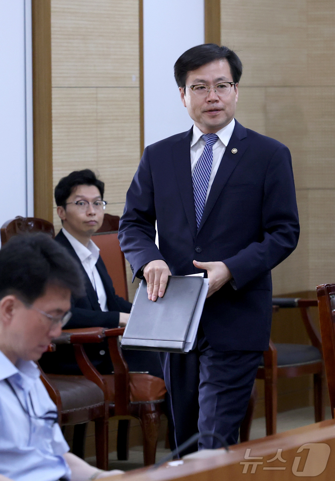 (세종=뉴스1) 김기남 기자 = 여한구 산업부 통상교섭본부장이 16일 오후 세종시 정부세종청사에서 열린  관세, 비관세, 산업·에너지 협력을 아우르는 '대미 협상 TF'회의에 참석 …