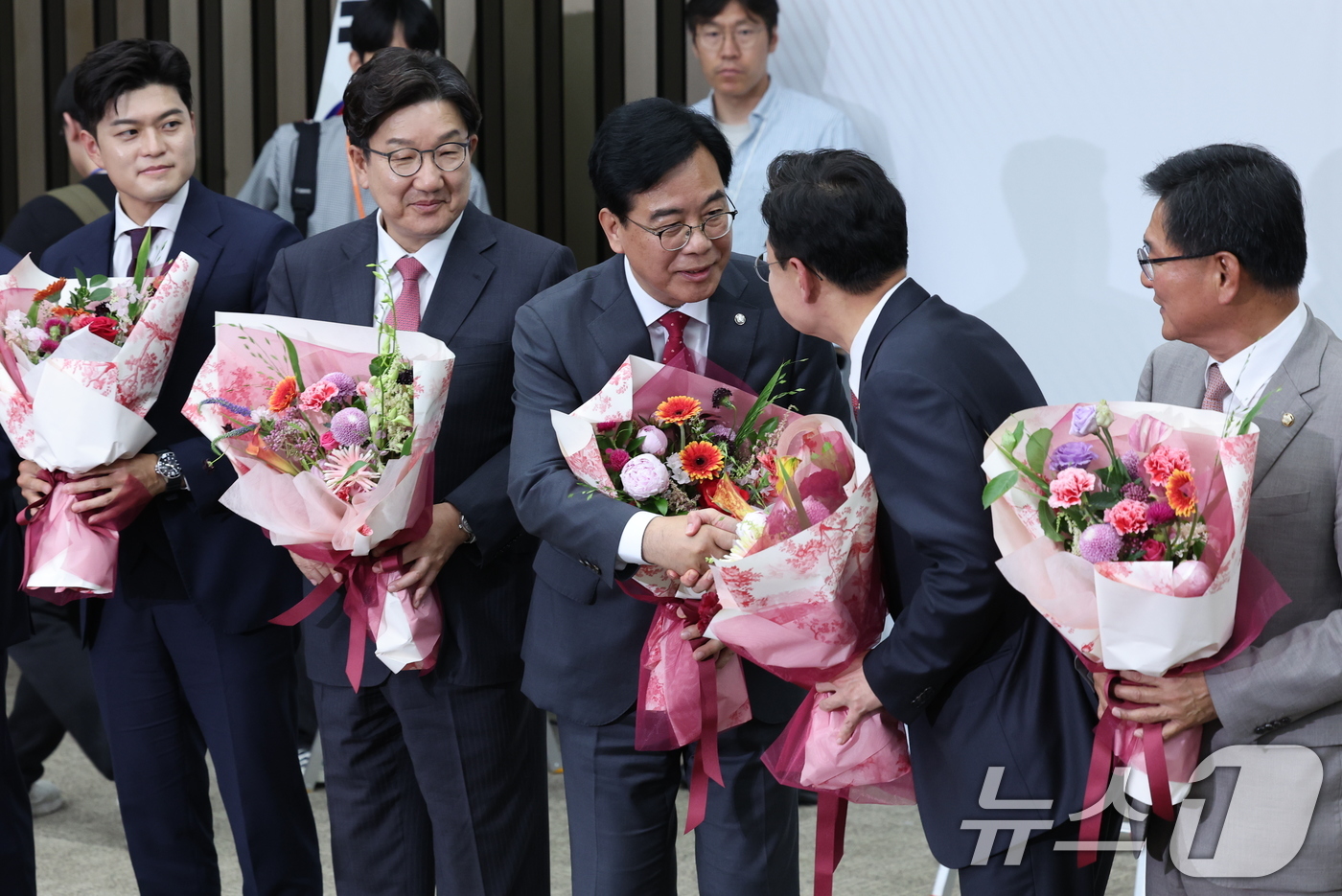 (서울=뉴스1) 안은나 기자 = 국민의힘 신임 원내대표로 선출된 송언석 의원이 16일 오후 서울 여의도 국회에서 열린 의원총회에서 꽃다발을 들고 있다. 2025.6.16/뉴스1