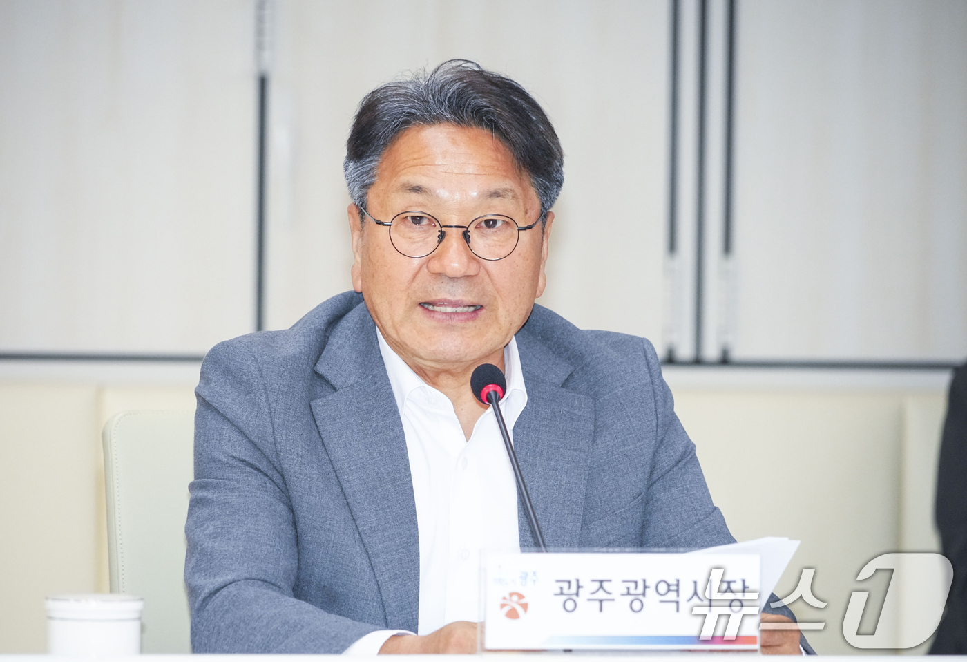 (광주=뉴스1) 박준배 기자 = 강기정 광주시장이 16일 오후 시청 중회의실에서 열린 '대선공약 국정과제 반영 TF 회의'에 참석해 인사말을 하고 있다.(광주시 제공. 재판매 및 …